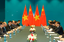 Thủ tướng Chính phủ Nguyễn Xuân Phúc gặp song phương Thủ tướng Trung Quốc Lý Khắc Cường bên lề Hội nghị Cấp cao Á-Âu lần thứ 11. (Ảnh: Thống Nhất​/TTXVN)