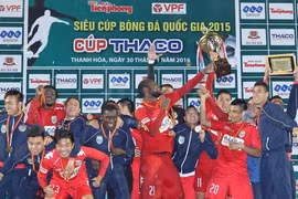 Niềm vui của các cầu thủ câu lạc bộ Becamex Bình Dương đoạt siêu cúp quốc gia 2015. (Ảnh: Đắc Giang/TTXVN phát)