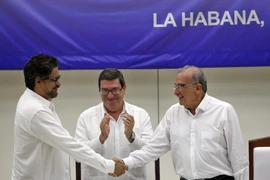 Trưởng đoàn đàm phán của Chính phủ Colombia Humberto de la Calle (phải) và Trưởng đoàn đàm phán FARC Ivan Marquez (trái) sau lễ ký thỏa thuận hòa bình tại La Habana, Cuba ngày 24/8. (Nguồn: EPA/TTXVN)