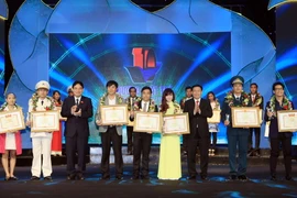 Ủy viên Bộ Chính trị, Trưởng Ban Kinh tế Trung ương Vương Đình Huệ và Bí thư thứ nhất trung ương Đoàn Nguyễn Đắc Vinh trao giải thưởng 10 Gương mặt trẻ Việt Nam tiêu biểu năm 2015. (Ảnh: Phạm Kiên/TTXVN) 