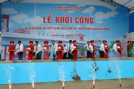 Các đại biểu thực hiện nghi thức khởi công công trình. (Ảnh: Huy Hùng/TTXVN) 