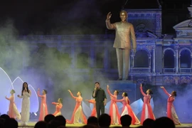 Các tiết mục biểu diễn nghệ thuật tại chương trình. (Ảnh: Phương Vy/TTXVN) 