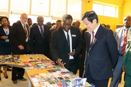 Chủ tịch nước Trương Tấn Sang xem các sản phẩm phục vụ cho công nghệ thông tin của Khu chế xuất Ubungo. (Ảnh: Nguyễn Khang/TTXVN)