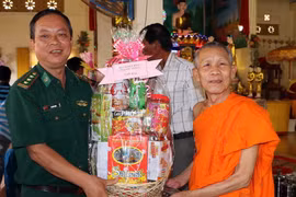 Lãnh đạo Bộ đội Biên phòng Sóc Trăng tặng quà sư sãi Khmer. (Ảnh: Trung Hiếu/TTXVN)
