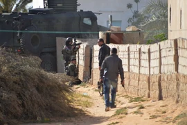 Lực lượng đặc nhiệm Tunisia trong chiến dịch truy quét phiến quân tại Ben Guerdane, gần biên giới Libya ngày 19/3. (Nguồn: AFP/TTXVN)