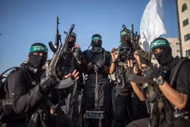 Các thành viên Lữ đoàn Ezzedine al-Qassam, cánh vũ trang của phong trào Hamas tại thành phố Gaza ngày 26/8. (Nguồn: THX/TTXVN)