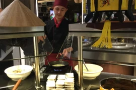 Đầu bếp người Việt Nam làm các món ăn để giới thiệu cho du khách. (Ảnh minh họa. Nguồn: TTXVN)