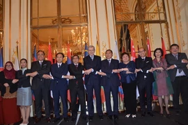 Đại diện Đại sứ quán các nước ASEAN tại Paris chụp ảnh kỷ niệm tại lễ ra mắt. (Ảnh: Bích Hà/Vietnam+)