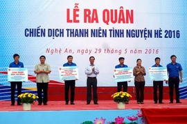 Ông Võ Văn Thưởng (giữa) trao biển các công trình triển khai Thanh niên tình nguyện hè 2016 cho các đơn vị. (Ảnh: Tá Chuyên/TTXVN) 