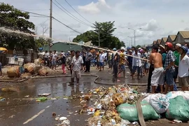 Phun nước dập lửa tại hiện trường vụ cháy. (Nguồn: TTXVN) 