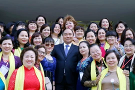 Thủ tướng Nguyễn Xuân Phúc với các nữ doanh nhân Việt Nam. (Ảnh: Thống Nhất/TTXVN)