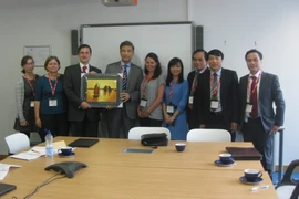 Đoàn công tác Ban Tuyên giáo Trung ương do Phó Trưởng ban Bùi Thế Đức dẫn đầu đến làm việc tạiBộ Doanh nghiệp, Năng lượng và Chiến lược Công nghiệp Anh. (Nguồn: TTXVN)