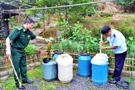 Tang vật của 2 vụ nhập lậu măng chua, dưa muối và hóa chất từ Trung Quốc vào Việt Nam bị lực lượng chức năng thu giữ. (Ảnh: Văn Đức/TTXVN) 