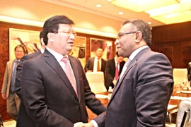 Phó Thủ tướng Trịnh Đình Dũng và Thủ tướng Đông Timor Rui Maria de Araújo. (Ảnh: Hoàng Nhương/TTXVN)
