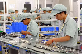 Dây chuyền sản xuất tại Công ty TNHH Yokowo Vietnam (vốn đầu tư của Nhật Bản) ở khu công nghiệp Đồng Văn II, Hà Nam. (Ảnh: Danh Lam/TTXVN).