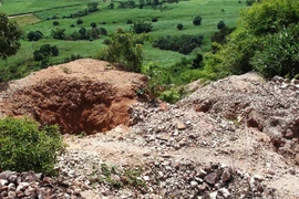 Một khu vực bị khai thác vàng trái phép. (Nguồn: TTXVN)