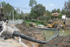 Thi công đường ống đoạn qua huyện Gò Công Tây. (Ảnh: Minh Trí/TTXVN) 