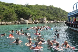 Khách du lịch tắm trên vịnh Nha Trang. (Ảnh: Tiên Minh/TTXVN)