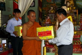 Ông Võ Trọng Hữu chúc mừng các nhà sư tại chùa Sa Sauan Răng Sây tại phường 4, thành phố Vị Thanh, tỉnh Hậu Giang. (Ảnh: Duy Khương/TTXVN) 