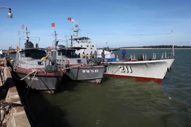 Vận chuyển nước lên tàu HQ211 để tiếp tế ra cho lực lượng tìm kiếm trên biển. (Ảnh: Thanh Tùng/TTXVN)