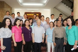 Tổng Bí thư Nguyễn Phú Trọng tiếp xúc cử tri quận Tây Hồ. (Ảnh: Trí Dũng/TTXVN)