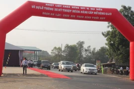 Quang cảnh lễ thông xe dự án. (Ảnh: K GỬIH/TTXVN)