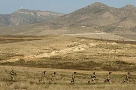 Lực lượng vũ trang Nagorny Karabakh và Armenia tập trận chung trong đợt huấn luyện trên bộ ở thị trấn Tigranakert thuộc Karabakh ngày 14/11/2014. (Nguồn: AFP/TTXVN)