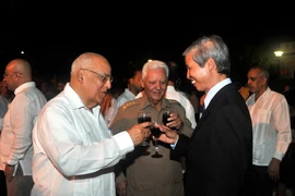 Phó Chủ tịch Hội đồng Bộ trưởng kiêm Bộ trưởng Kinh tế Cuba Ricardo Cabrisas Ruíz chúc mừng Đại sứ Việt Nam Dương Minh nhân ngày Quốc khánh Việt Nam. (Ảnh: Vũ Lê Hà/TTXVN)