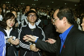 Chủ tịch Ủy ban Trung ương Mặt trận Tổ quốc Việt Nam Nguyễn Thiện Nhân với thanh niên tại buổi đối thoại. (Ảnh: Nguyễn Dân/TTXVN)