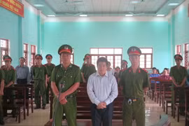Đối tượng Tráng A Tàng (tức Tàng Keangnam) trước vành móng ngựa tại phiên tòa xét xử sơ thẩm. (Ảnh: Thái Hùng/TTXVN)
