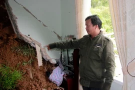 Đất đá đổ ập xuống nhà dân. (Ảnh: Đặng Tuấn/Vietnam+)