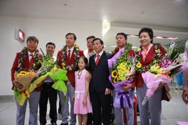 [Photo] Hoàng Xuân Vinh nghẹn ngào trong vòng tay người thân