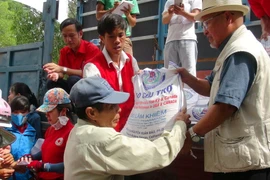 Phát gạo cho bà con ngư dân Quảng Trị. (Ảnh: Trịnh Bang Nhiệm/TTXVN)