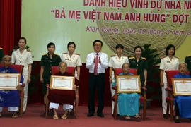 Các mẹ được phong tặng danh hiệu Bà mẹ Việt Nam Anh hùng. (Ảnh: Lê Sen/TTXVN)