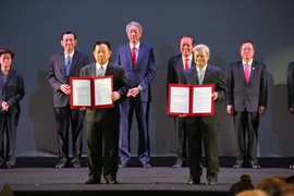 Công bố ký kết biên bản ghi nhớ khảo sát khả năng triển khai dự án mở rộng tại Bắc Ninh. (Ảnh: Nguyễn Văn Việt/TTXVN)