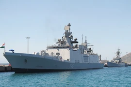 Hai tàu Hải quân Ấn Độ cập cảng Quốc tế Cam Ranh. (Ảnh: Tiên Minh/TTXVN)