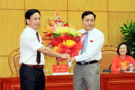 Chủ tịch Hội đồng Nhân dân tỉnh Lạng Sơn Hoàng Văn Nghiệm tặng hoa chức mừng ông Hồ Tiến Thiệu. (Ảnh: Thái Thuần/TTXVN)