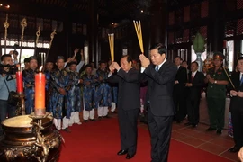 Bí thư Thành ủy Thành phố Hồ Chí Minh Đinh La Thăng và nguyên Bí thư Thành ủy Thành phố Hồ Chí Minh Lê Thanh Hải dâng hương tưởng niệm Lễ Thành Hầu Nguyễn Hữu Cảnh. (Ảnh: Thanh Vũ/TTXVN)