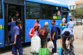 Nhân viên phục vụ tàu và làm việc tại ga Biên Hòa ra tận xe ôtô hỗ trợ và hướng dẫn hành khách sau vụ sập cầu Ghềnh. (Ảnh: Công Phong/TTXVN)