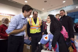 Thủ tướng Canada Justin Trudeau chào đón một gia đình người nhập cư Syria khi họ đến sân bay hồi tháng 11/2015. (Nguồn: Global News)