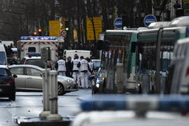 Lực lượng chức năng làm nhiệm vụ tại hiện trường sau vụ tấn công. (Nguồn: AFP/TTXVN) 