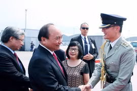 Quang cảnh lễ tiễn Thủ tướng Nguyễn Xuân Phúc tại sân bay quốc tế Hong Kong, Trung Quốc. (Ảnh: Thống Nhất/TTXVN)