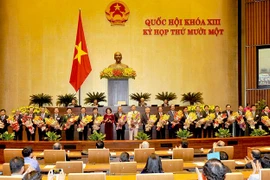 Chủ tịch Quốc hội Nguyễn Thị Kim Ngân tặng hoa chúc mừng các Phó Thủ tướng, Bộ trưởng và thành viên khác của Chính phủ vừa được Quốc hội phê chuẩn. (Ảnh: Trọng Đức/TTXVN)