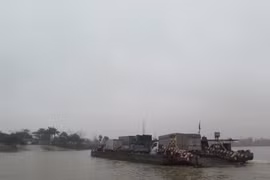 Lượng phương tiện qua đò, phà trên sông Kinh Môn tăng đột biến sau vụ tai nạn ở cầu An Thái. (Nguồn: TTXVN) 