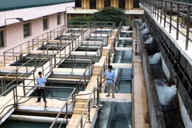 Sản xuất nước sạch ở Công ty kinh doanh nước sạch Hà Nội. (Ảnh: Bùi Tường/TTXVN)