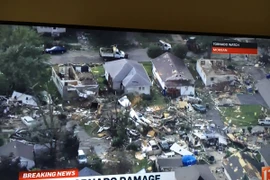Truyền hình Mỹ đưa tin về thiệt hại do trận lốc xoáy gây ra. (Nguồn: weather.com)