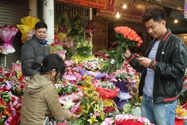 Chọn bó hoa ưng ý cho ngày Lễ tình nhân. (Ảnh: Minh Quyết/TTXVN) 