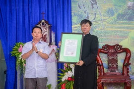 Lãnh đạo Sở Nội vụ tỉnh Điện Biên trao Quyết định thành lập Giáo xứ cho Giáo phận Hưng Hóa. (Ảnh: Xuân Tư/TTXVN)