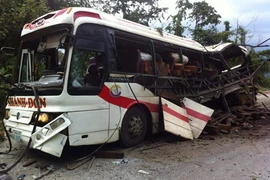 Tập trung cứu chữa 3 người bị thương trong vụ nổ xe khách ở Lào