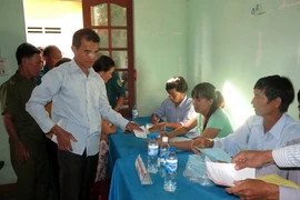 Cử tri là ngư dân làm thủ tục bỏ phiếu bầu cử tại khu vực bầu cử xã Bình Châu, Quảng Ngãi. (Ảnh: Sỹ Thắng/TTXVN)